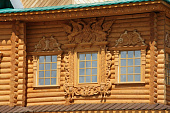 okna-v-derevyannom-dome-ispolzuemye-materialy-etapy-montazha-i-naruzhnoe-oformlenie-28004.jpg