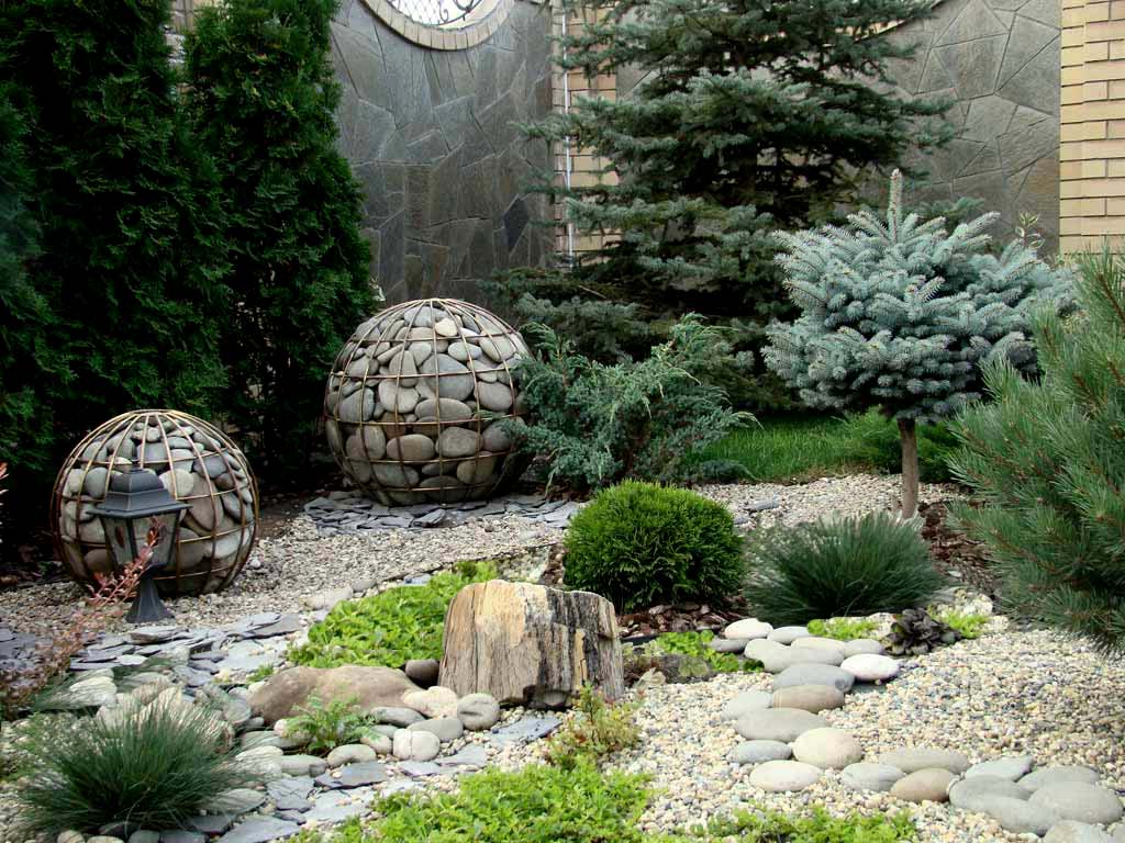 Декоративные камни для ландшафтного дизайна сада и клумб на даче: цветнаягалька, крупный искусственный булыжник - 26 фото