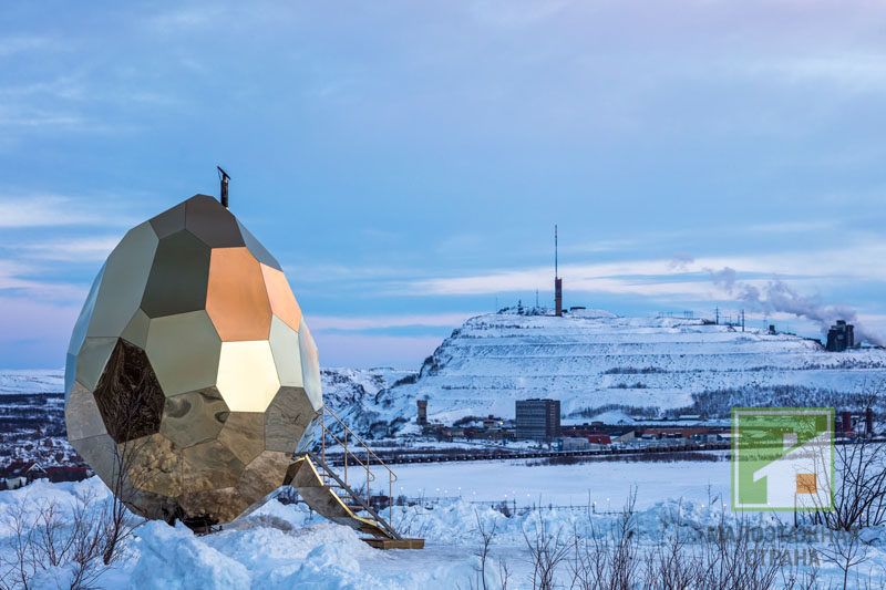 Сауна «Solar Egg», замаскированная под золотое яйцо, в горах Швеции