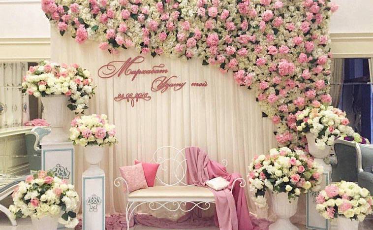 Оформление свадебного зала, декорирование стола и красивые декорации .