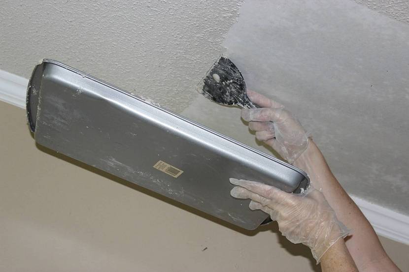 Снятие водоэмульсионной краски с потолка